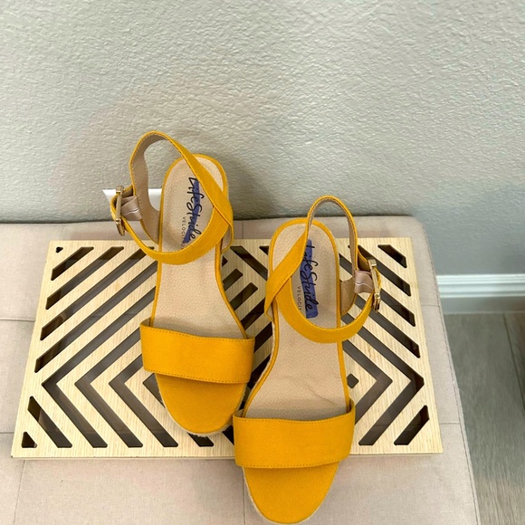 Life Stride Shoes - New Life Stride Yellow Wedge Sandals 10W